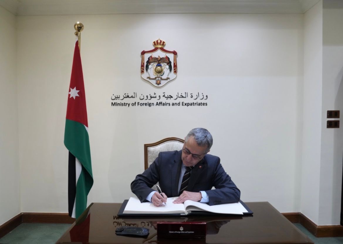 التقى نائب رئيس الوزراء ووزير الخارجية وشؤون المغتربين أيمن الصفدي <a href="/AymanHsafadi/">Ayman Safadi</a>، مساء اليوم، وزير خارجية الاتحاد السويسري إيغنازيو كاسيس <a href="/ignaziocassis/">Ignazio Cassis</a>، في اجتماع بحث سبل تعزيز العلاقات الثنائية بين البلدين الصديقين، وتطورات الأوضاع في المنطقة. وأكّد الوزيران الحرص المشترك على