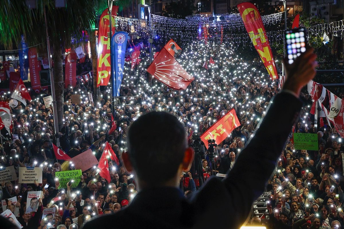 Cumhuriyet Halk Partisi Üsküdar İlçe Örgütü olarak Arnavutköy Mitingindeydik!

Bugün Arnavutköy’de, Genel Başkanımız Özgür Özel’in öncülüğünde ve Cumhurbaşkanı Adayımız Ekrem İmamoğlu’nun umut, adalet ve değişim çağrısıyla meydanlardaydık!