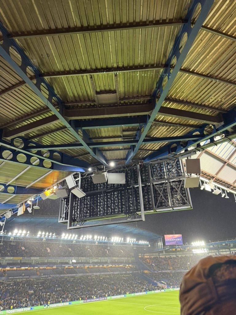 We zitten in ieder geval wel droog! #Ajax