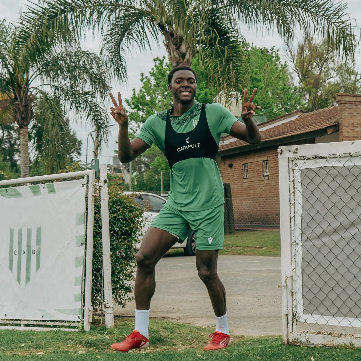 TiempoDeportiv8's tweet photo. El equipo que encabeza Pedro Troglio un nuevo día de entrenamiento en su predio de Luis Guillón del #Taladro 

#ElTaladro #Banfield https://t.co/KejExAt8fu