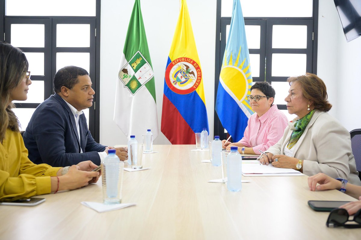 La bandera de Colombia con escudo incorporado es para uso exclusivo de la Fuerza Pública.

<a href="/AlcaldiaRcha/">Alcaldía de Riohacha</a>