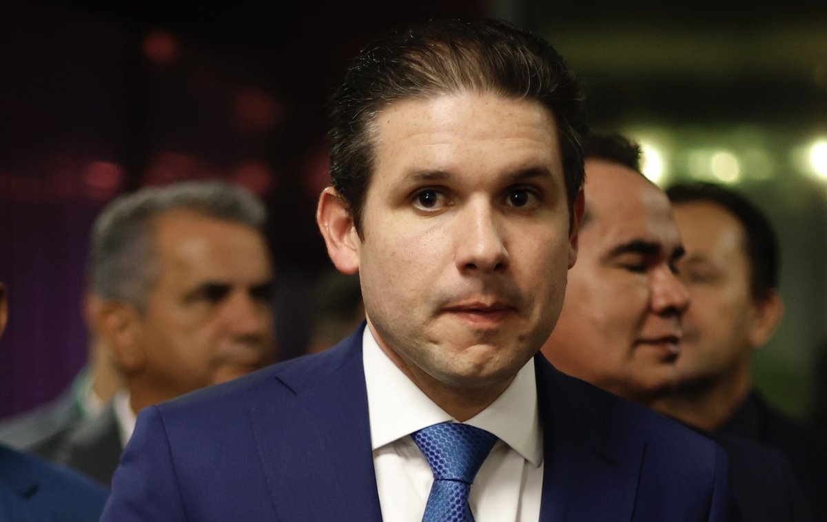 Hugo Motta está traindo os eleitores, formando uma bancada evangélica, destruído o estado laico, vai levar o Brasil a um país de guerra religiosa.