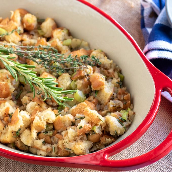 kyleecooks's tweet image. This super easy stuffing recipe combines bread, onions, celery, fresh herbs, and stock and is SUPER delicious! #stuffing #side #dressing #holiday #kyleecooks kyleecooks.com/homemade-stuff…
