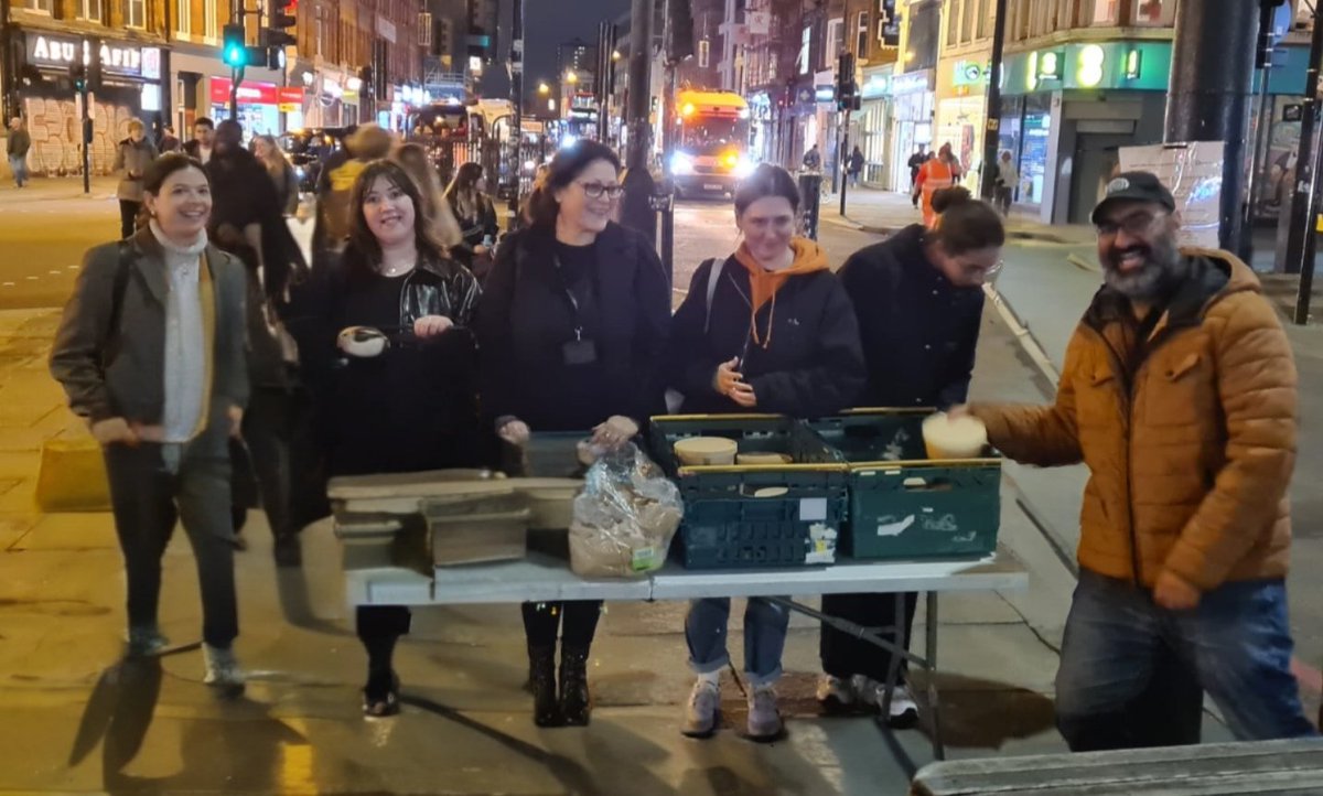 streetskitchen's tweet photo. Another busy evening in #Camden!

Massive thanks to the @dinner_ladies for cooking us such amazing food for our very happy guests and even helping us serve.. such an incredible crew 🥰

#SolidarityNotCharity #GiveAshift https://t.co/D0czhCADsn