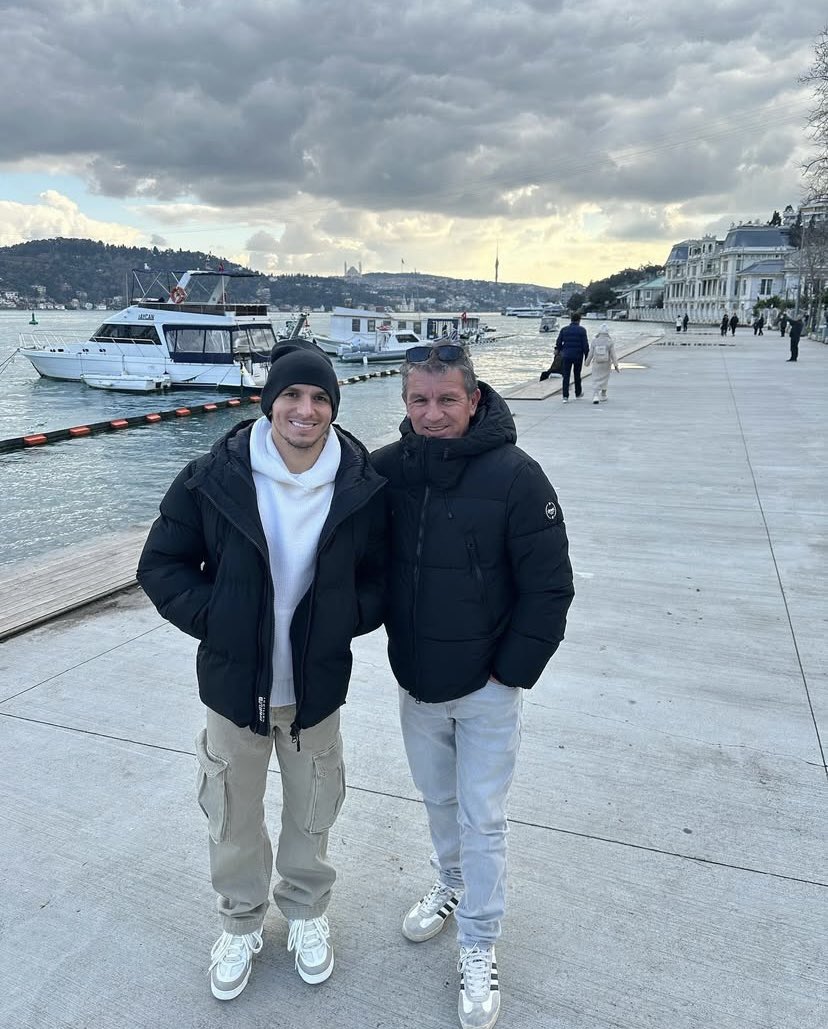 Musto1905Gs's tweet photo. Annesi vefat ettikten sonra geriye bir tek babası kaldı. Babası da dün kalp krizi geçirdi, o ise bugün Şampiyonlar Ligi maçına çıktı. Söylenecek söz çok, sığdıracak kâğıt yok… Galatasaray sensin be atom karıncam! Bu tweet, Lucas Torreira’yı övgü ve saygı tweetidir. https://t.co/CxdQZNHB1n