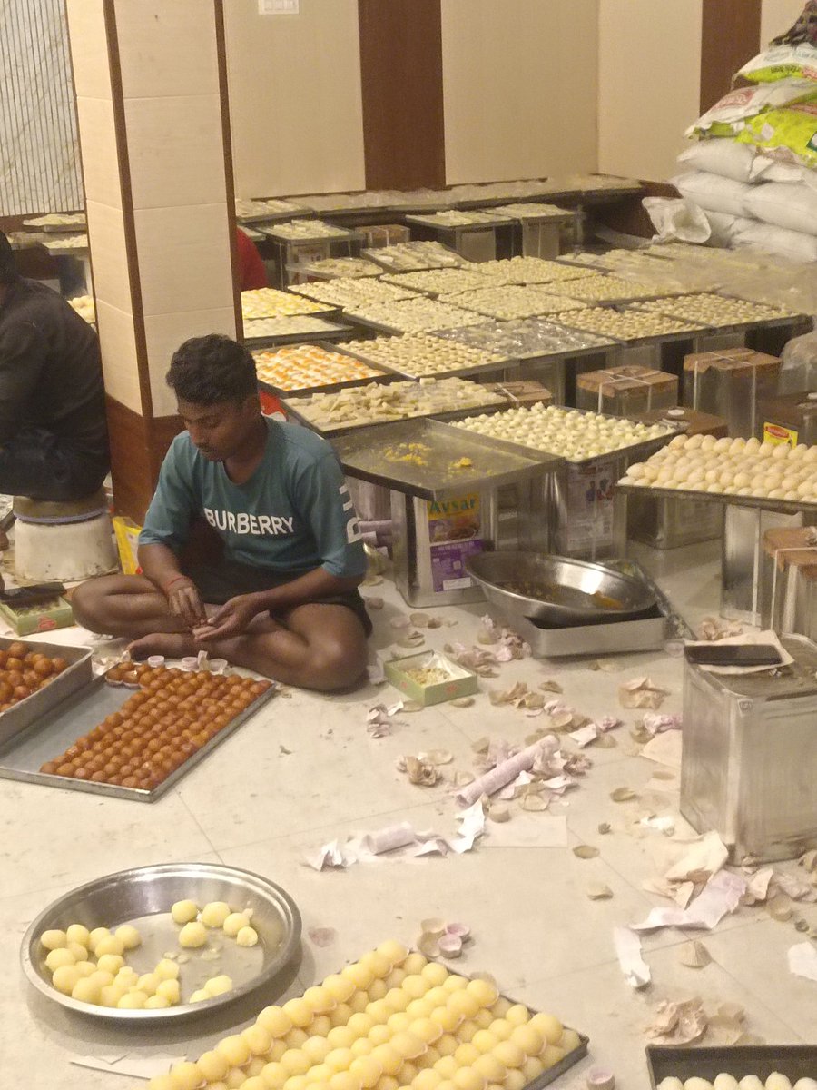 भाई दूज़ की मिठाई मेरी तरफ से.. आप सभी बहनो को 🙏 <a href="/renuy305/">Renu Yadav</a>