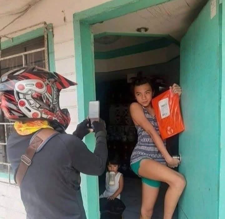 "Preciso só tirar uma foto pra confirmar a entrega"
Eu: