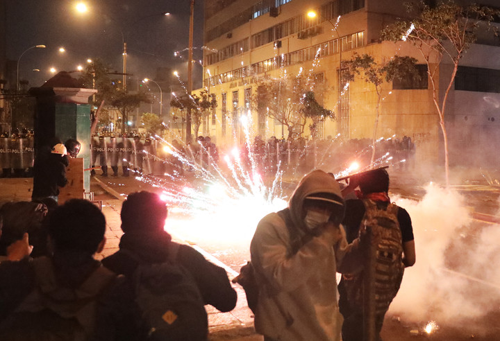 clarincom's tweet image. PERÚ DECLARÓ EL ESTADO DE EMERGENCIA Y SUSPENDIÓ DERECHOS CONSTITUCIONALES EN LIMA Y CALLAO

El presidente José Jerí impuso por 30 días un régimen excepcional que permite a las fuerzas de seguridad entrar en viviendas sin orden judicial y prohíbe las reuniones públicas.…