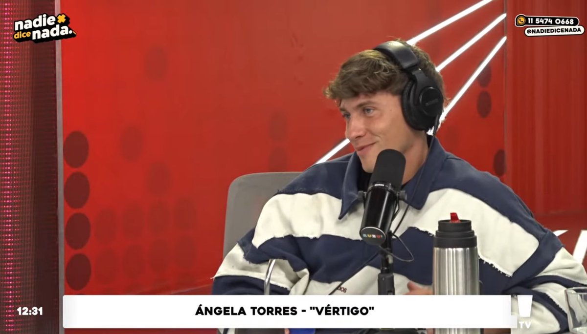bofaena's tweet photo. como la mira el mito mientras canta, el hombre menos enamorado:
#nadiedicenada https://t.co/t6GzlYqqZ6