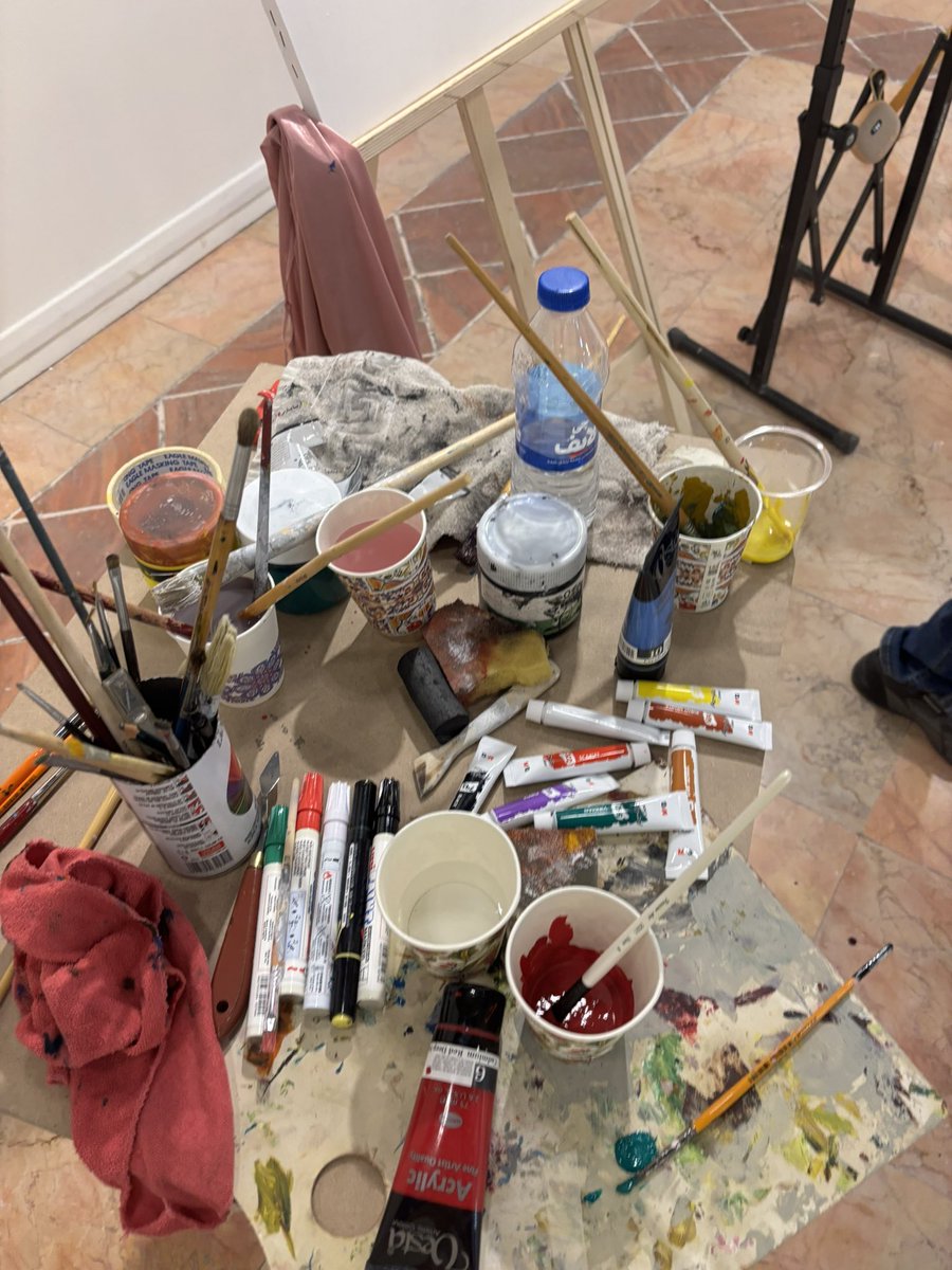 تشریف بیارید خانه هنرمندان دو روز دیگه از هپنینگ ارتمون مونده🫵🏻 ساعت۳ پنجشنبه و جمعه
هنر اتفاقه ینی شما هم رو صحنه تئاتر هم گالری نقاشی و اجسام سه بعدی میتونید خلق کنید🤭