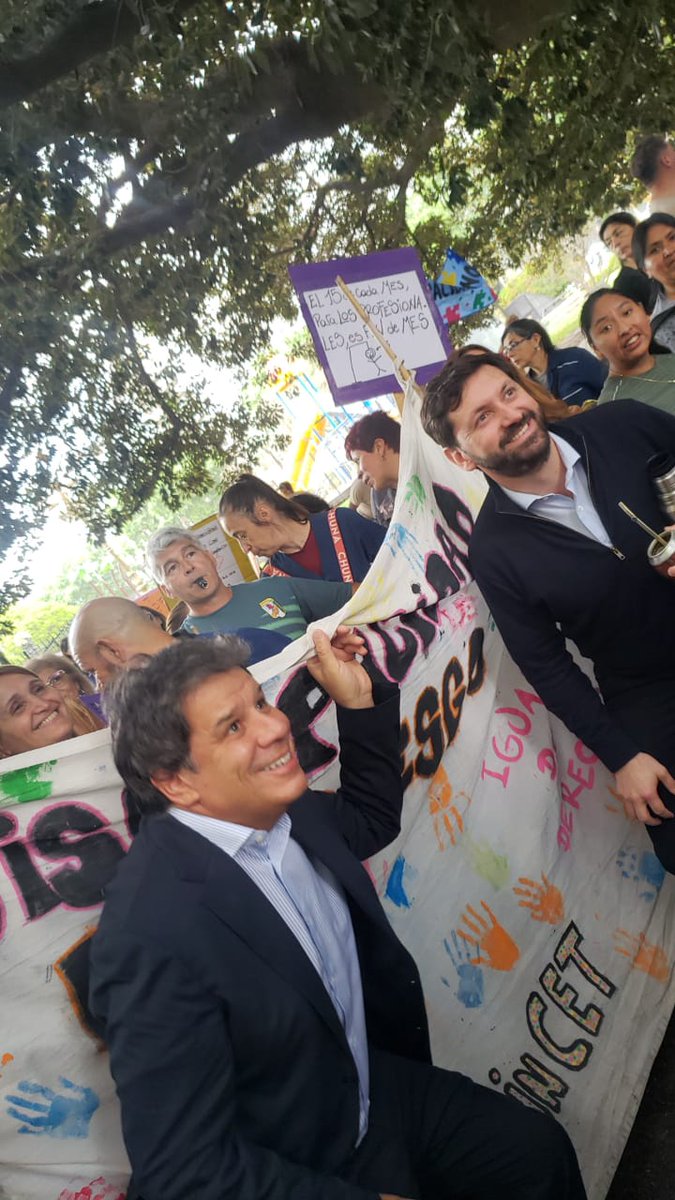 Donde hay que estar. 
Para que el Presidente cumpla la Ley.