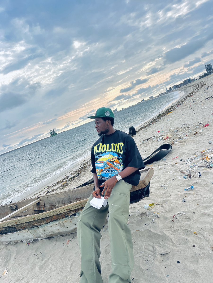 faveedee's tweet photo. Somewhere between peace and purpose. Patience looks peaceful but it burns underneath. Fuego lento is coming.✨🌊🔥

#fuegolentothealbum #faveedee #slowfire #afrobeats #explorepage✨ #beach #LoveYourW https://t.co/donp50Z1sK