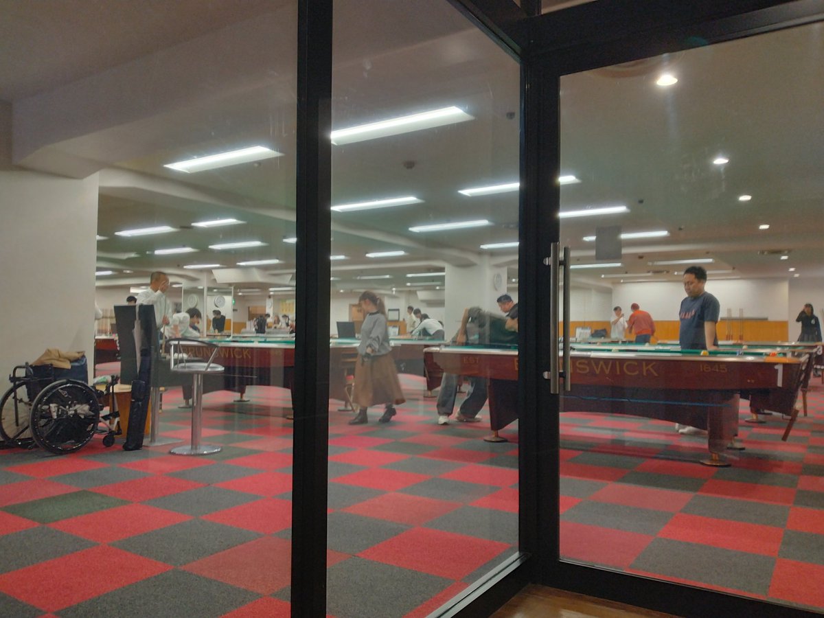 HSCustomizer's tweet image. #ビリヤード #渋谷CUE #芝Ａ華台 雨の渋谷は大好き♥隣から芝キューでえげつないブレイク音響かせてる人いてシュートも鮮やかな手練、流石に調子乗りの僕も影響されて珍しく練習に熱が入りました。外国勢の人に声掛けてもらえたり、帰り際にサービス券くれたり、師匠との試合？負けました💔