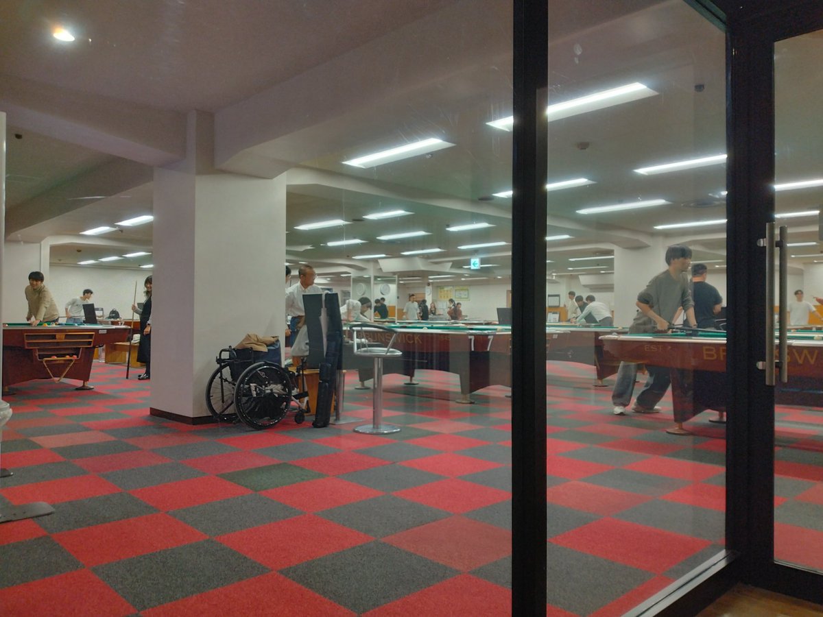 HSCustomizer's tweet image. #ビリヤード #渋谷CUE #芝Ａ華台 雨の渋谷は大好き♥隣から芝キューでえげつないブレイク音響かせてる人いてシュートも鮮やかな手練、流石に調子乗りの僕も影響されて珍しく練習に熱が入りました。外国勢の人に声掛けてもらえたり、帰り際にサービス券くれたり、師匠との試合？負けました💔