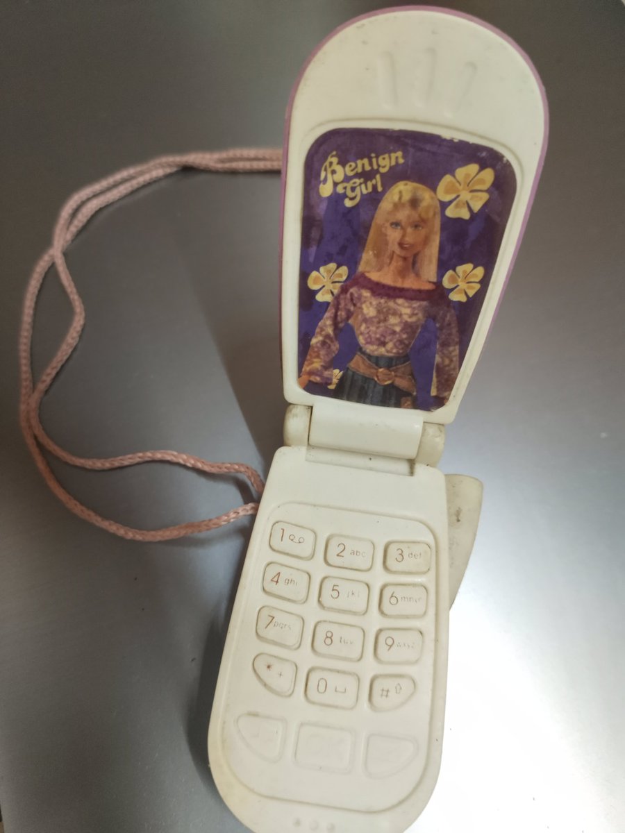 nullPointers01's tweet image. No camera, no WiFi, just pure main character energy 🎀📞