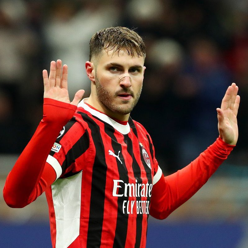 TouchlineX's tweet photo. 🚨🗣️ Santiago Gimenez: "We were on the bus. All the young players were on their phones, chatting, on Instagram..."

"Then I turned to look at Gilberto Mora (Mexican Pedri). He was reading a book, and I said to myself, ‘This one is different from the rest." https://t.co/gHAc8TBBuI