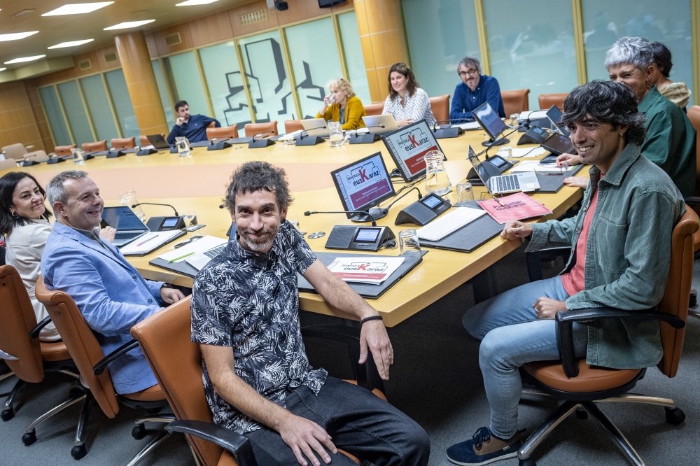 admeuskeraztald's tweet image. Pantailak Euskaraz-ek ikus-entzunezko kontseilu baten beharra azpimarratu du

Gazteen %1ek baino ez ditu edukiak euskaraz ikusten

«Erakundeei eta EITBri dagokie EUSKARAZKO audioak plataformetara bidaltzea. Ez dira legea errespetatzen ari»

@urtziurkizu 
berria.eus/komunikazioa/p…