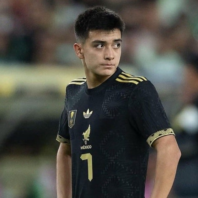 🚨🗣️ Santiago Gimenez: "We were on the bus. All the young players were on their phones, chatting, on Instagram..."

"Then I turned to look at Gilberto Mora (Mexican Pedri). He was reading a book, and I said to myself, ‘This one is different from the rest."