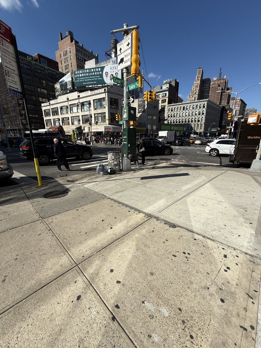 champagnesucks's tweet image. Canal street today, after ICE swept through w/ DHS, the FBI & the IRS, arrested everyone & launched an investigation into “counterfeit trading.”These markets are as old as Chinatown and are tolerated because they are a massive boon for tourism and everyone likes them.
