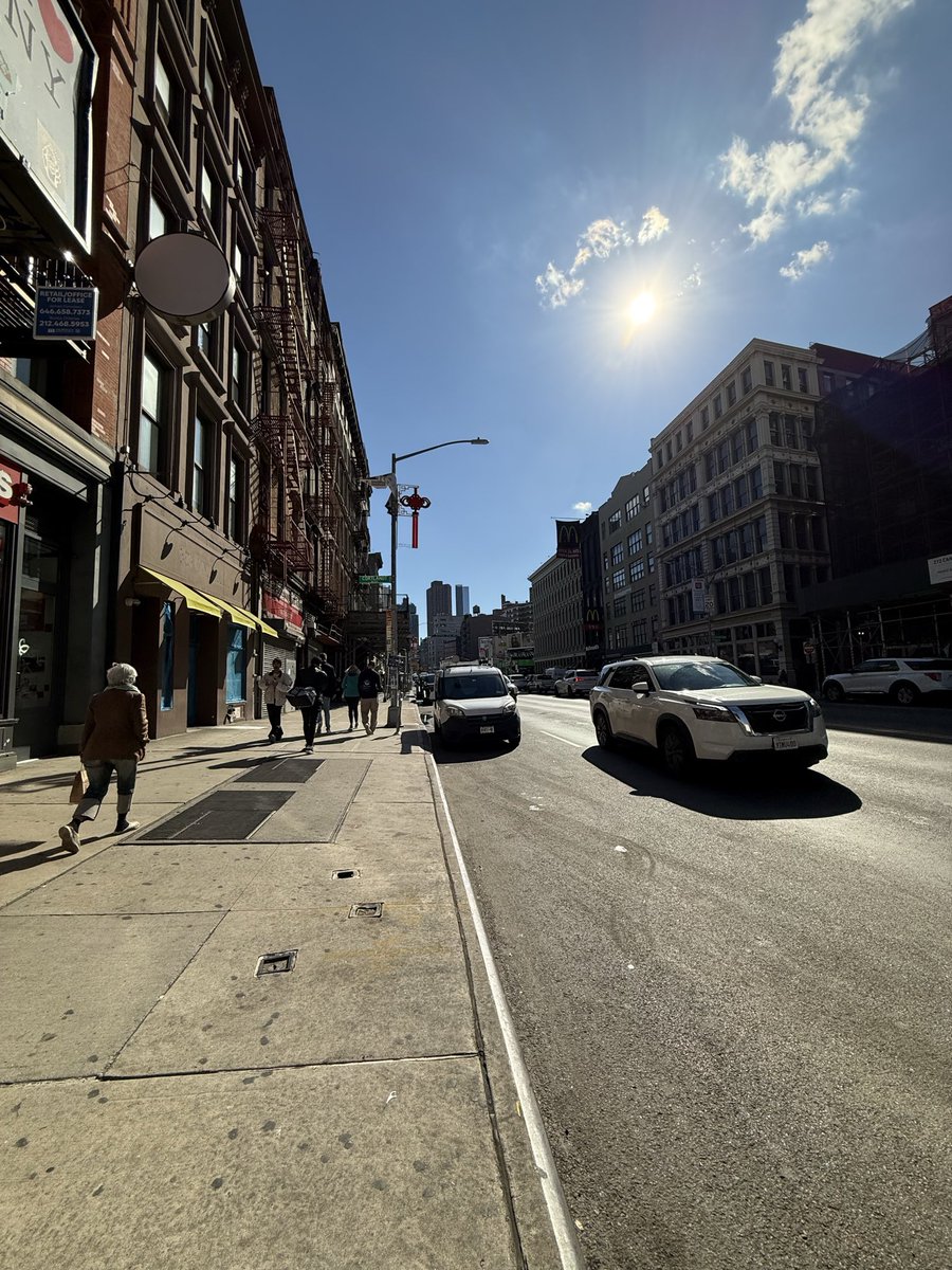 champagnesucks's tweet image. Canal street today, after ICE swept through w/ DHS, the FBI & the IRS, arrested everyone & launched an investigation into “counterfeit trading.”These markets are as old as Chinatown and are tolerated because they are a massive boon for tourism and everyone likes them.