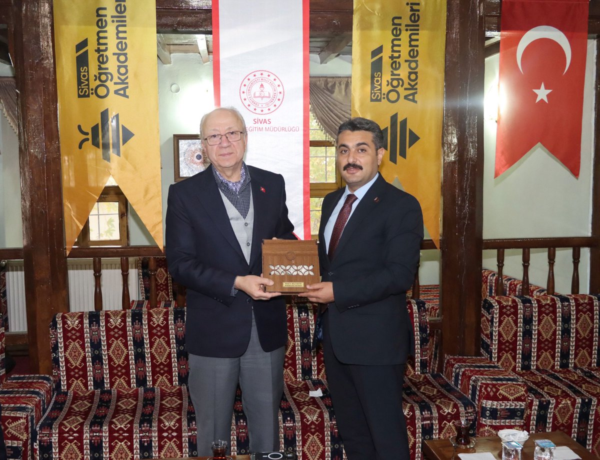 sivasmem's tweet photo. Millî Eğitim Bakanlığı tarafından başlatılan "Öğretmen Akademileri Projesi" kapsamında gerçekleştirilen  “Düşünce Akademisi” programının ilk konuğu “Duygu ve Düşünce Dünyasıyla Yavuz Bülent Bâkiler” konusu ile Eğitimci- Yazar Mehmet Şarkışla oldu.
@tcmeb 
@valisimsek https://t.co/dDWwCVFk6v