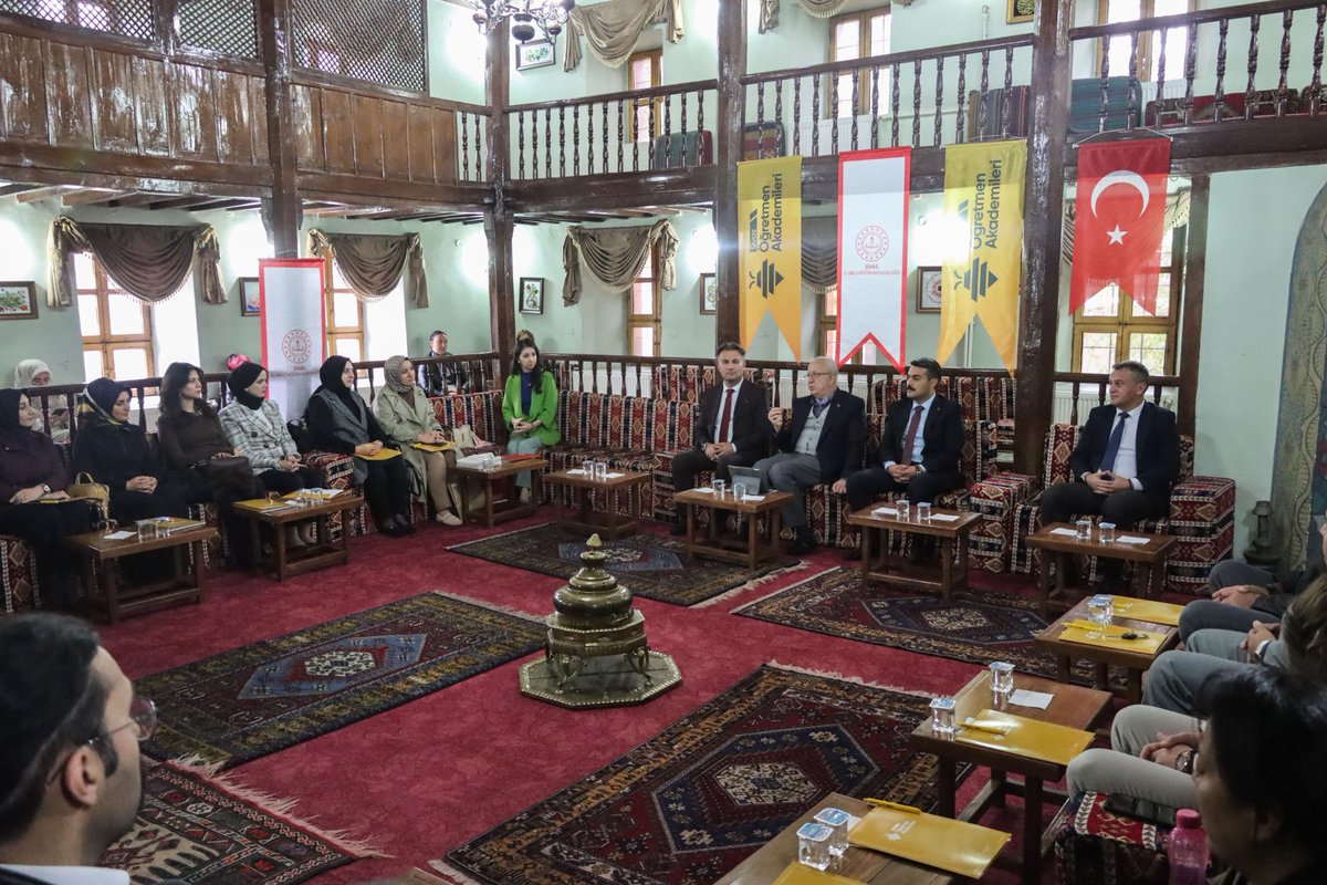sivasmem's tweet photo. Millî Eğitim Bakanlığı tarafından başlatılan "Öğretmen Akademileri Projesi" kapsamında gerçekleştirilen  “Düşünce Akademisi” programının ilk konuğu “Duygu ve Düşünce Dünyasıyla Yavuz Bülent Bâkiler” konusu ile Eğitimci- Yazar Mehmet Şarkışla oldu.
@tcmeb 
@valisimsek https://t.co/dDWwCVFk6v