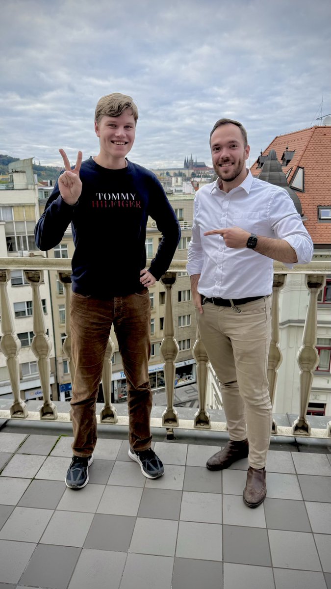 Rád bych se s vámi podělil o jeden příběh. Chci vám někoho představit. Tohle je Radek. Potkali jsme se v létě při kampani v jednom parku na Praze 13. Začali jsme se bavit o politice, o světě kolem nás a o tom, co trápí naši generaci.

Každému jsem tehdy dával vizitku se svým