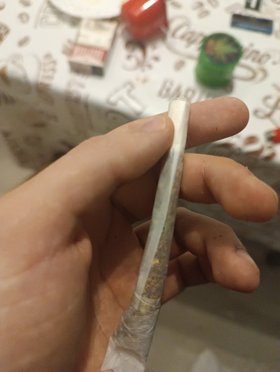 elnineeeeeeeee's tweet photo. no se quien eres pero me he hecho un porro con tu cara https://t.co/JI19u525d2