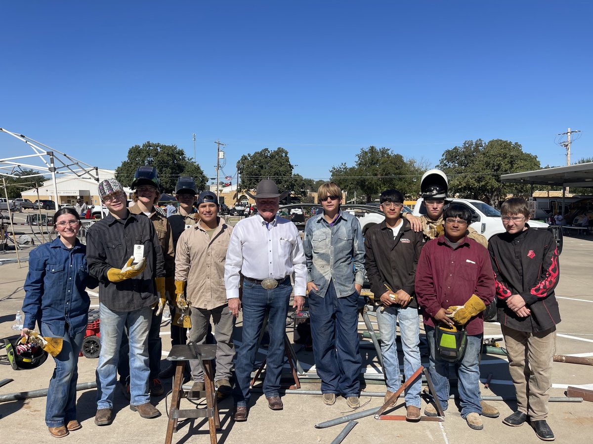 TexasDeptofAg's tweet image. Two creative teams from Evant FFA brought Halloween to life, building a jack-o’-lantern and a skeleton using old hay rings! Commissioner Sid Miller joined the fun, standing proudly with these talented students dressed in their festive best 🎃👻 #TexasAgricultureMatters #FFA