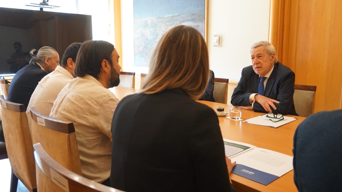 Hoy, junto a alcaldesas y alcaldes de la <a href="/AChMChile/">ACHM Asociación Chilena de Municipalidades</a> nos reunimos con el canciller <a href="/AlbertoKlaveren/">Alberto van Klaveren</a> para coordinar la participación de los municipios chilenos en la #COP30 🌎

Desde lo local también impulsamos acción climática y sostenibilidad 💚
#ColinaAvanzaConTodos