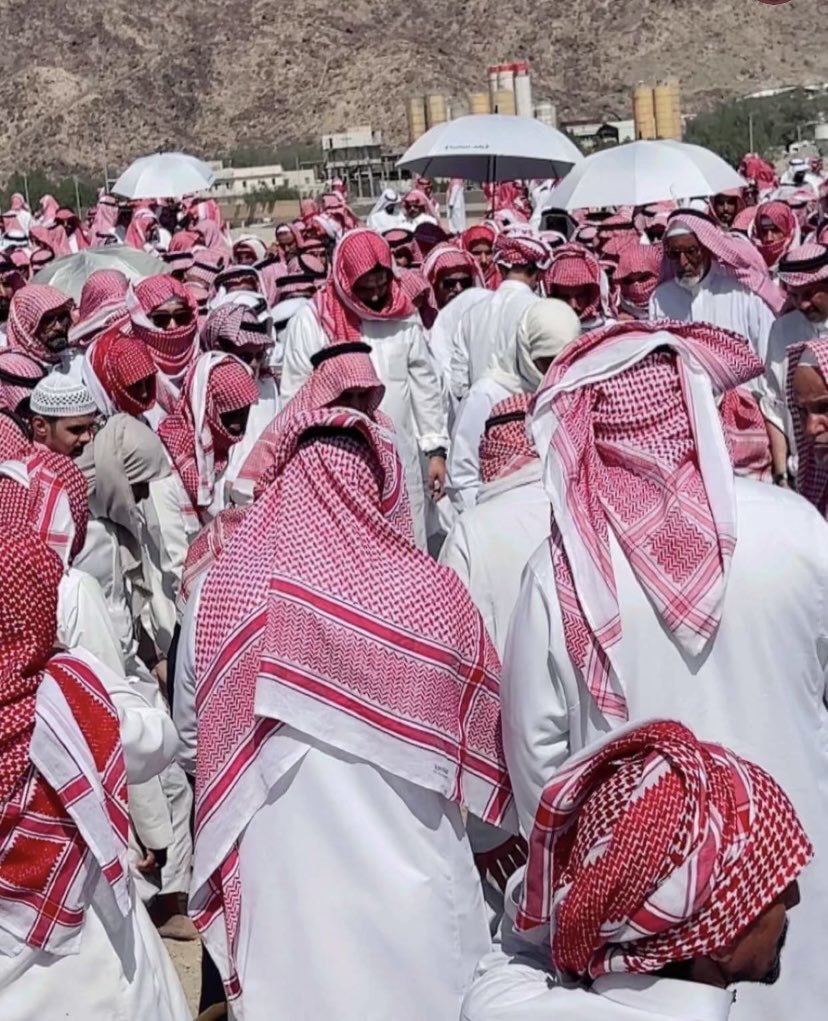 rjt_b4's tweet photo. فيني حزن رجال ماعنده عيال 
شيب يكفن في جنايز اخوانه 

في كل قبر يحطله راس رجال
كان يتحدابه مصايب ، زمانه https://t.co/ioFQct2V5S