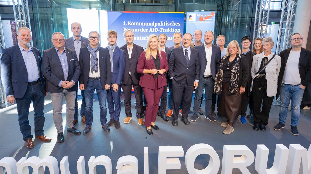 Unser 1. Kommunalpolitisches Forum in Berlin. Voller Erfolg.
Über 500 Kommunalmandatsträger aus ganz Deutschland haben zwei Tage lang intensiv gearbeitet. Die Vernetzung von der Kommune bis zum Bundestag ist ein Schlüssel zum Erfolg.
Viele Sachsen vor Ort.