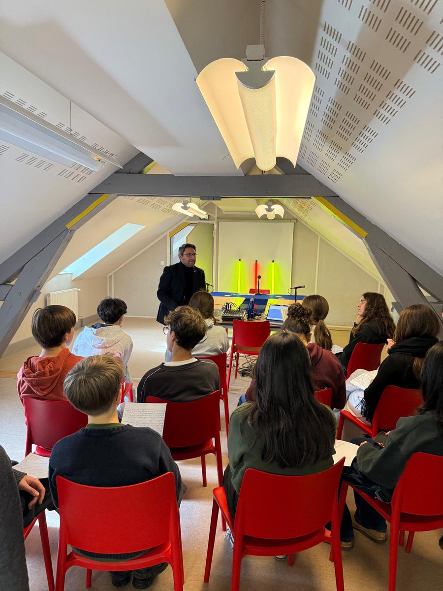 FranckEdard's tweet photo. 🎤Un stage ponctué de présentations avec la @MdEYCIED et d’ateliers. https://t.co/Ib4n481BtM