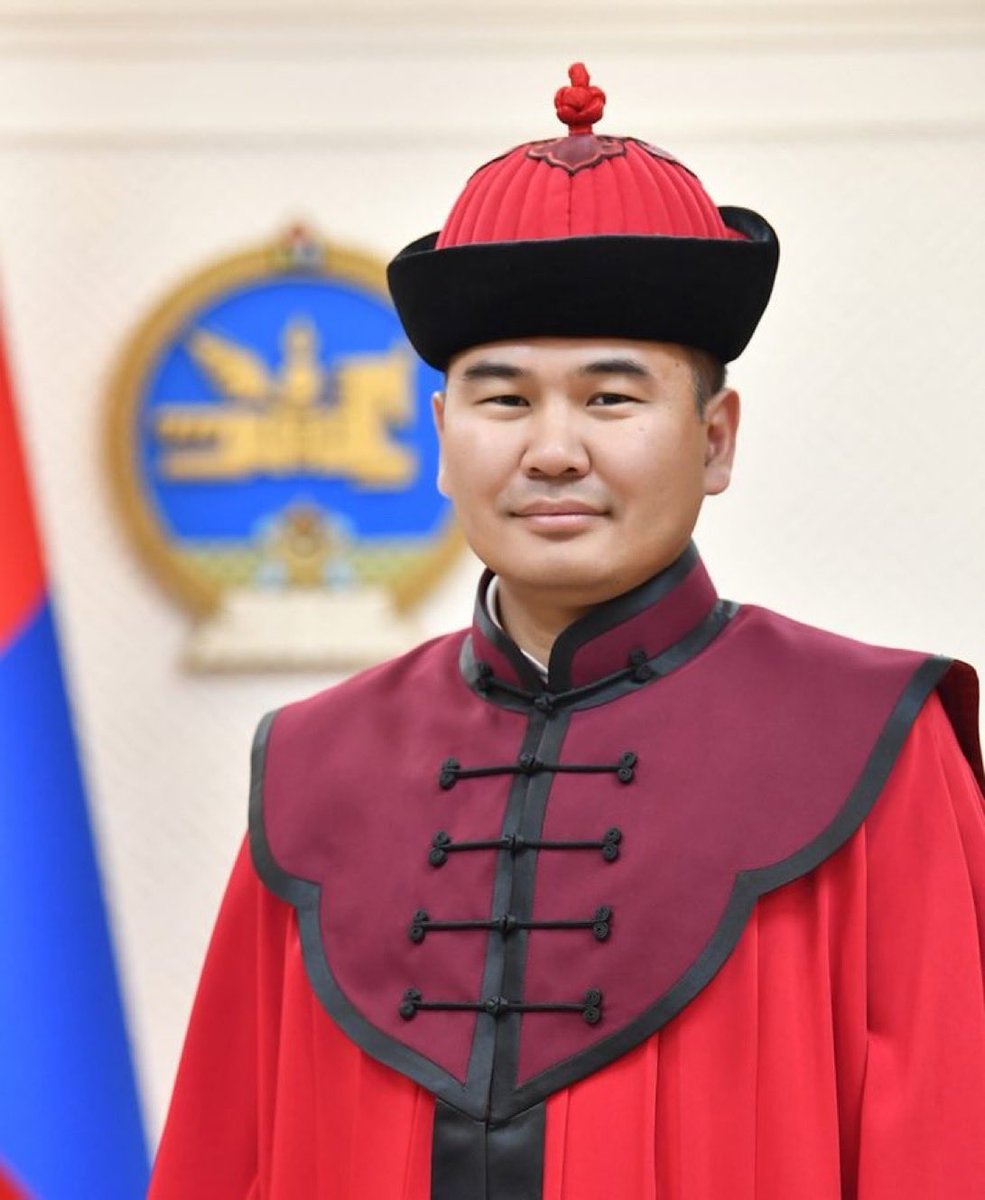 enjaa77's tweet image. Үндсэн хуулийг далай гэж сэтгэвэл энэ хүн тэр далай дахь Алтан загас нь юм уу даа. Яалт ч үгүй мэргэжлийн хүн гэдгээ харууллаа. Үүнээс гадна 2008 оны 7 сарын 1-ний үйл явдлын дараа орох, Монголын түүхэнд зүй ёсоор бичигдэн үлдэх 2 дахь том сургамж тохиож байна гэж ойлгож бн даа.…