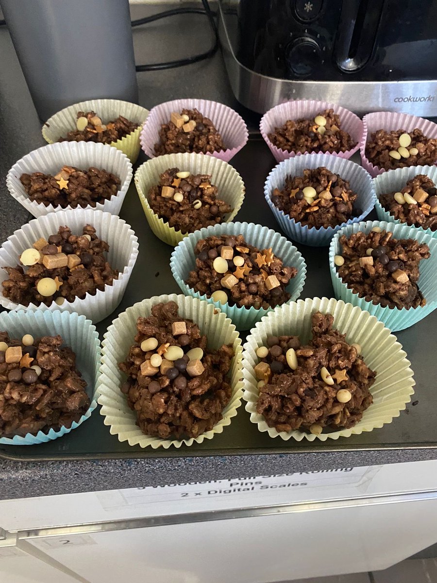 STOCSch's tweet image. Today in KS2 After school
baking Club, the children made Rice Krispy cakes and attempted Rice Krispy pumpkins. 💙💛🎃@stocsch #bakingclub 💙💛🎃