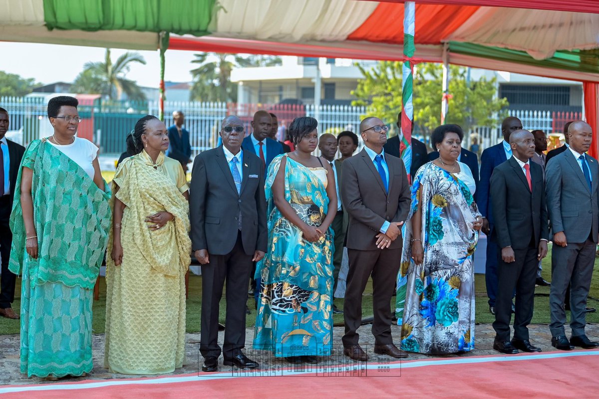 redimboneza1's tweet photo. Le président @GeneralNeva  et son épouse ont déposé une gerbe de fleurs à la tombe de feu président Melchior Ndadaye, héros de la démocratie, lors de la commémoration du 32ème anniversaire de son assassinat et de ses proches collaborateurs. C’était ce mardi 21 octobre 2025. https://t.co/9tBjESC9OW