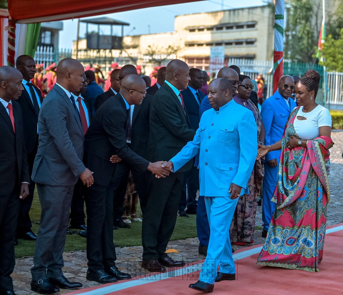 redimboneza1's tweet photo. Le président @GeneralNeva  et son épouse ont déposé une gerbe de fleurs à la tombe de feu président Melchior Ndadaye, héros de la démocratie, lors de la commémoration du 32ème anniversaire de son assassinat et de ses proches collaborateurs. C’était ce mardi 21 octobre 2025. https://t.co/9tBjESC9OW