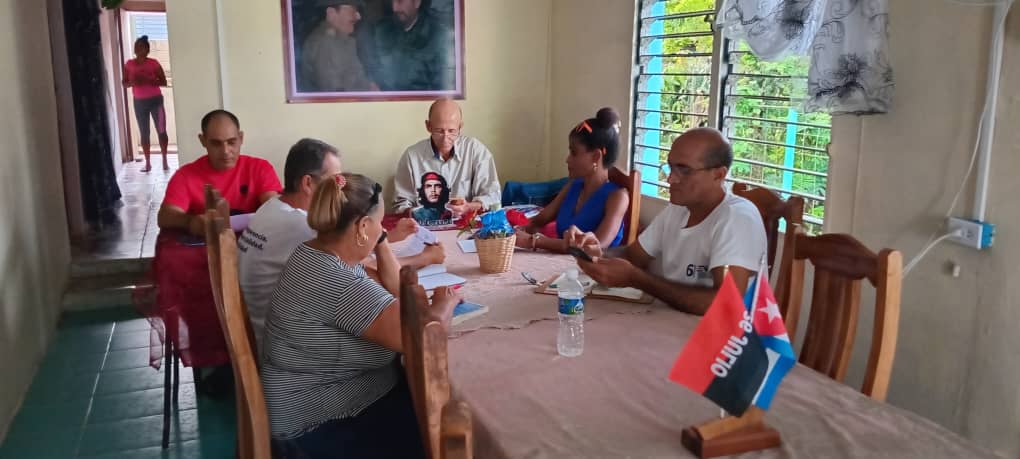 CEPStgo_Cuba's tweet image. #CENCuba/ Segunda jornada de trabajo 
Visita de Juan Carlos García, Vocal del Consejo Electoral Nacional 🇨🇺 al Consejo Electoral Municipal Mella, para chequear los procesos para cubrir plazas vacantes de delegados del #PoderPopular
