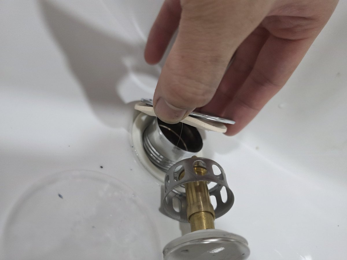 raphim0112's tweet image. 진짜 요새 경첩이나 쇠랑 원수졌나
전에는 책상 용접이 빠개지더니 이번엔 새로 산 세면대 배수관이 조립하다가 빠개지네