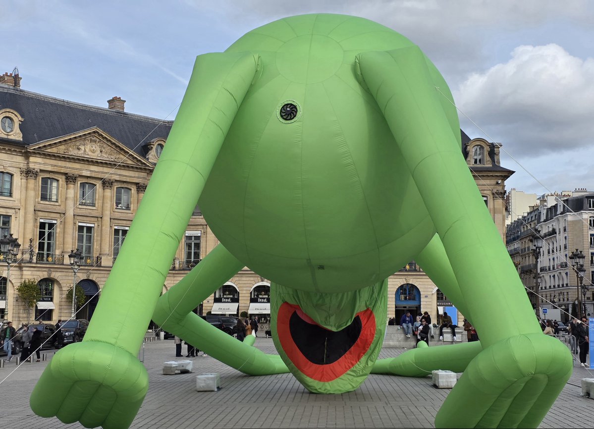 CerfiaFR's tweet image. 🇫🇷🐸 FLASH | Une grenouille gonflable géante de 20 m a été installée place Vendôme jusqu’au 26 octobre. C’est l’œuvre de l’artiste américano-vénézuélien Alex Da Corte, qui, selon lui, traduit un « existentialisme américain ». Une œuvre qui ne laisse pas indifférent...