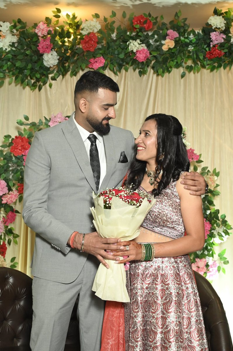 rajapanditx's tweet image. पूर्व हॉकी कप्तान रानी रामपाल जी को सगाई की हार्दिक बधाई एवं शुभकामनाएं।
आपके जीवन का यह नया अध्याय खुशियों, प्रेम और सफलता से परिपूर्ण हो।
ईश्वर से प्रार्थना है कि आपका आने वाला जीवन सुखमय और मंगलमय हो।
@imranirampal जी हार्दिक शुभकामनाएं! 💐