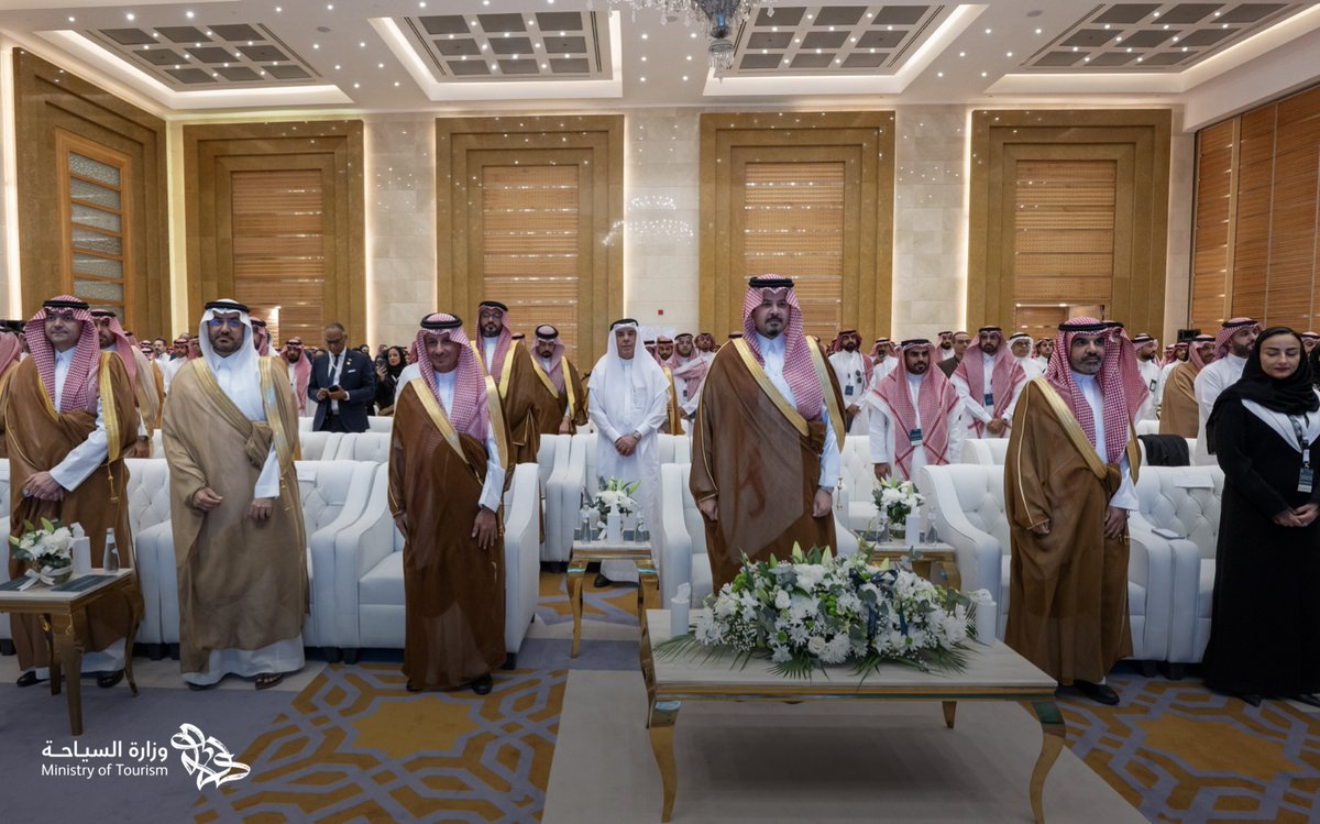 Saudi_MT's tweet photo. برعاية صاحب السمو الملكي الأمير سلمان بن سلطان بن عبدالعزيز أمير منطقة المدينة المنوّرة، شارك معالي وزير السياحة @AhmedAlKhateeb في ورشة عمل تنمية المحتوى المحلي لقطاع السياحة، لتعزيز التكامل بين الجهات وتمكين المستثمرين، بما يسهم في تنمية القطاع وترسيخ مكانة المدينة المنوّرة كوجهة روحانية وثقافية وسياحية فريدة.