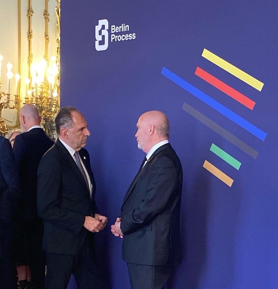 📍London 

FM George Gerapetritis at the #BerlinProcess Summit for the #WesternBalkans 

📷Greek FM with #NorthMacedonia PM Hristijan Mickoski, Kosovar PM Albin Kurti, SG of the Regional Cooperation Council, Amer Kapetanovic &amp; OSCE SG Feridun Sinirlioğlu