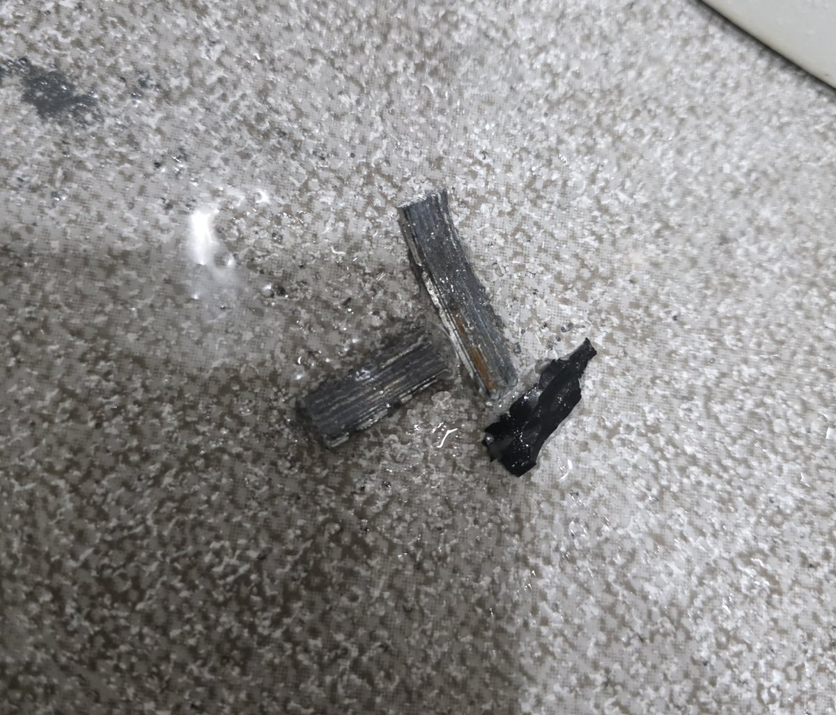 raphim0112's tweet image. 기존꺼 너무 삭아서 가위랑 스패너로 뿌셔가면서 뜯었더니 새 물건이 불량 연말엔 무슨 억까가 생기려나