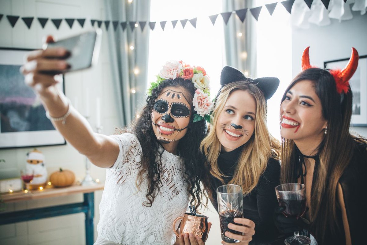 Looking for something fun to do on #Halloween? Plan a couple's party. Here's how! hillcitybride.com/2025/10/how-to… #halloweenparty #halloween2025 #halloweenideas #halloweenvibes