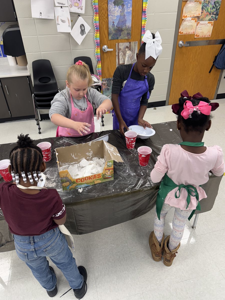 NettletonSTEAMe's tweet image. 🌟🌟 Special Class Spotlight 🌟🌟
The Day of the Dead is just around the corner, and Mrs. Haywood&apos;s Art Classes are creating plaster masks in honor of this holiday. What a great way to hone our art skills and learn about Hispanic culture!! 💀💀🎨🎨
#STEAMe #SpecialClassSpotlight