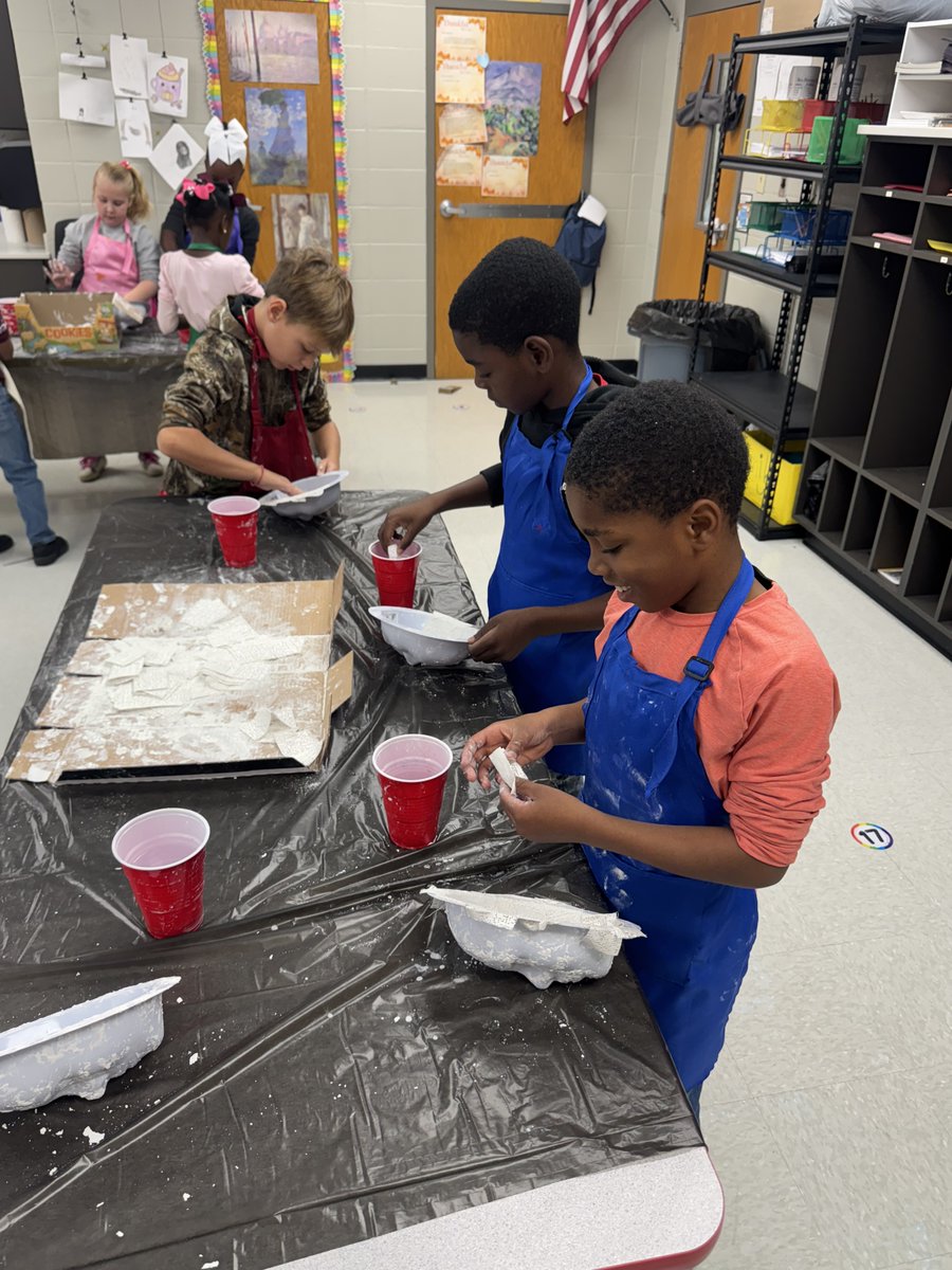 NettletonSTEAMe's tweet image. 🌟🌟 Special Class Spotlight 🌟🌟
The Day of the Dead is just around the corner, and Mrs. Haywood&apos;s Art Classes are creating plaster masks in honor of this holiday. What a great way to hone our art skills and learn about Hispanic culture!! 💀💀🎨🎨
#STEAMe #SpecialClassSpotlight