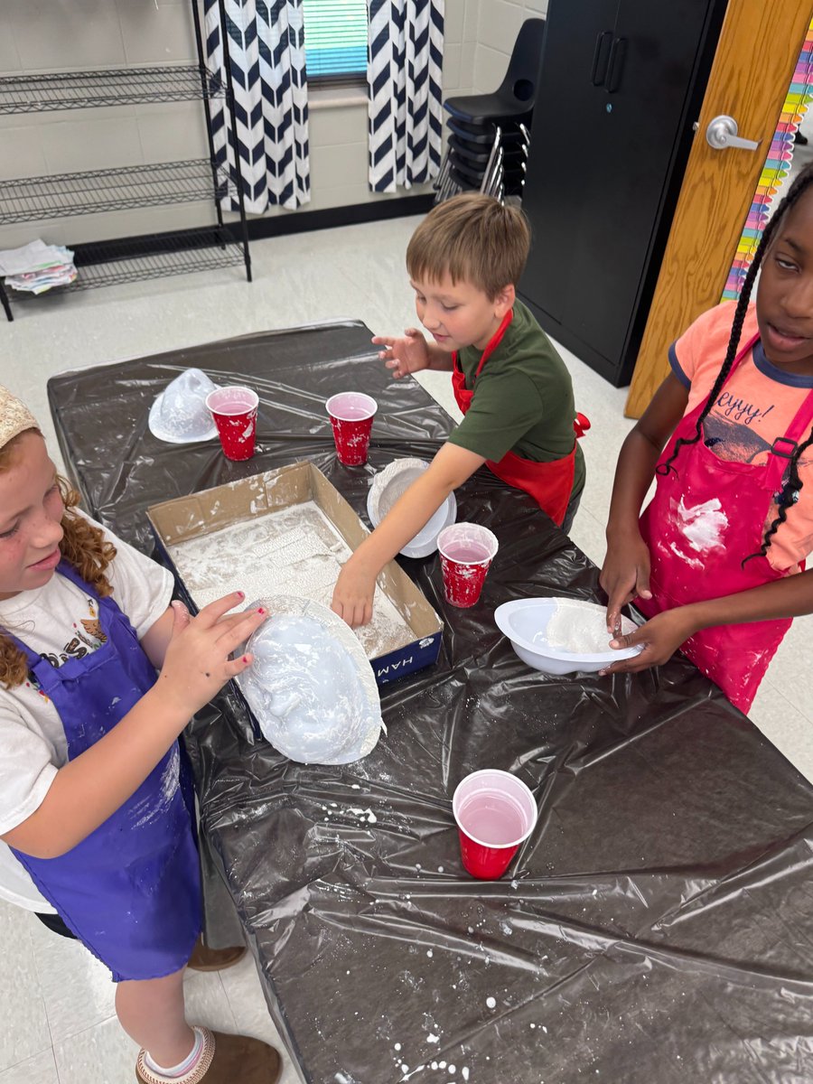 NettletonSTEAMe's tweet image. 🌟🌟 Special Class Spotlight 🌟🌟
The Day of the Dead is just around the corner, and Mrs. Haywood&apos;s Art Classes are creating plaster masks in honor of this holiday. What a great way to hone our art skills and learn about Hispanic culture!! 💀💀🎨🎨
#STEAMe #SpecialClassSpotlight