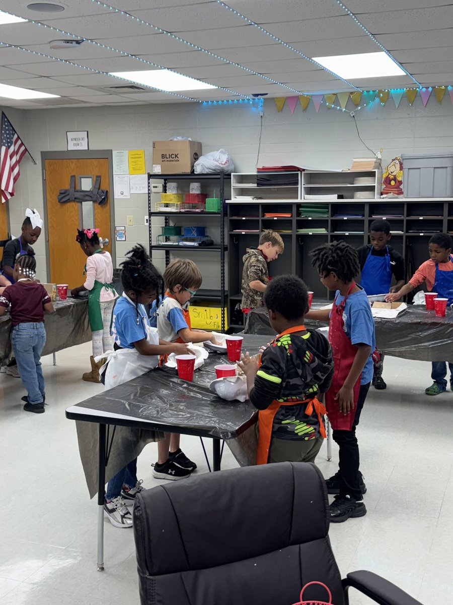 NettletonSTEAMe's tweet image. 🌟🌟 Special Class Spotlight 🌟🌟
The Day of the Dead is just around the corner, and Mrs. Haywood&apos;s Art Classes are creating plaster masks in honor of this holiday. What a great way to hone our art skills and learn about Hispanic culture!! 💀💀🎨🎨
#STEAMe #SpecialClassSpotlight