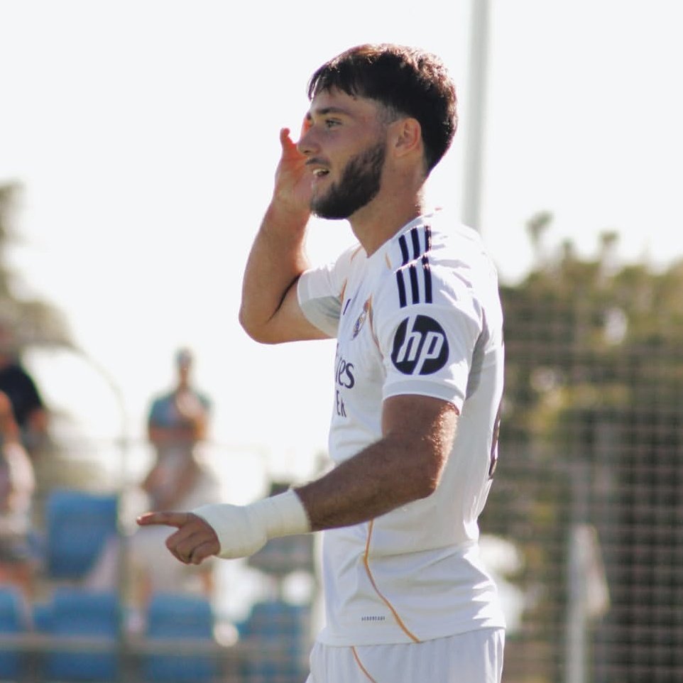 El hecho de que la evidente mejora física de Jaime Barroso (2007) no le esté pasando factura a la hora de seguir siendo ese tipo de 9 referencia es un gran upgrade.

En todo lo demás está mejor.